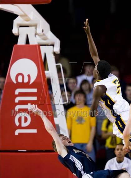 Thumbnail 3 in Bishop McGuinness vs. Weldon (NCHSAA 1A Final) photogallery.