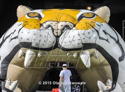 Thumbnail 3 in Terrell vs. Wilson (UIL 5A Bi-District Playoff) photogallery.