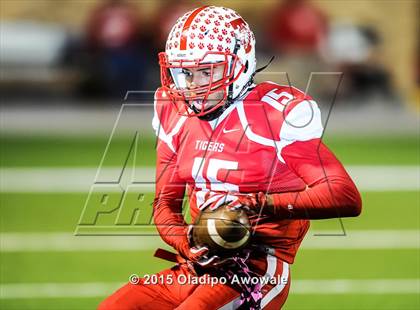 Thumbnail 1 in Terrell vs. Wilson (UIL 5A Bi-District Playoff) photogallery.