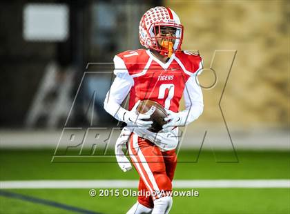 Thumbnail 2 in Terrell vs. Wilson (UIL 5A Bi-District Playoff) photogallery.