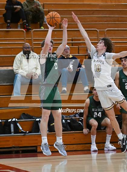 Thumbnail 2 in St. John Bosco vs. De La Salle (Torrey Pines Holiday Classic) photogallery.