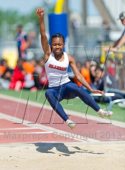Thumbnail 1 in NISD District Track Meet photogallery.