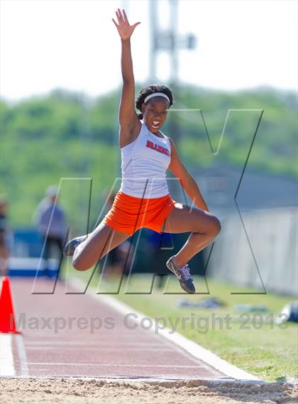 Thumbnail 2 in NISD District Track Meet photogallery.