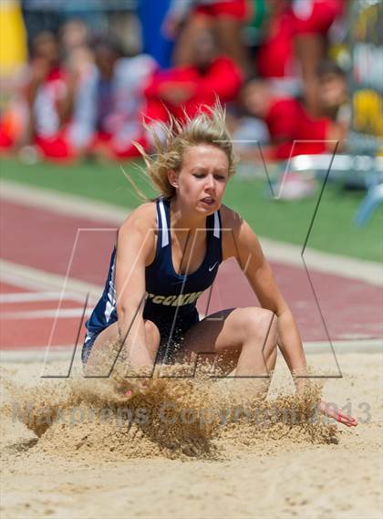Thumbnail 1 in NISD District Track Meet photogallery.