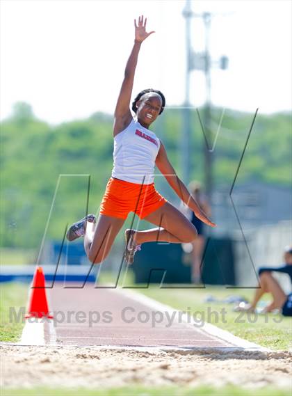 Thumbnail 1 in NISD District Track Meet photogallery.