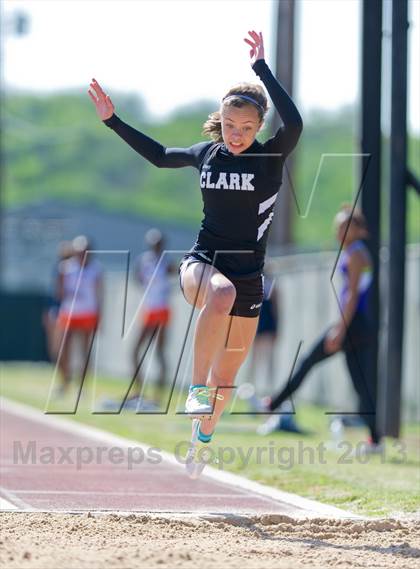 Thumbnail 1 in NISD District Track Meet photogallery.