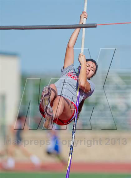 Thumbnail 1 in NISD District Track Meet photogallery.