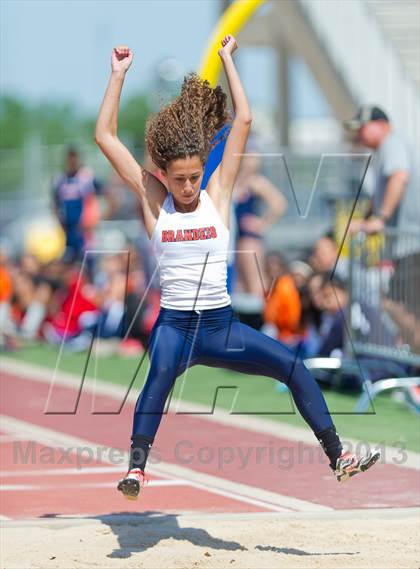 Thumbnail 1 in NISD District Track Meet photogallery.