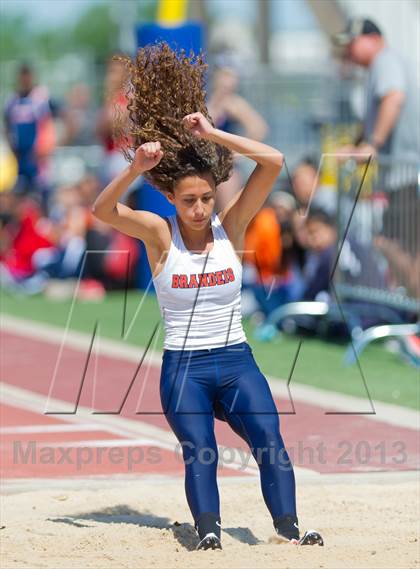 Thumbnail 2 in NISD District Track Meet photogallery.