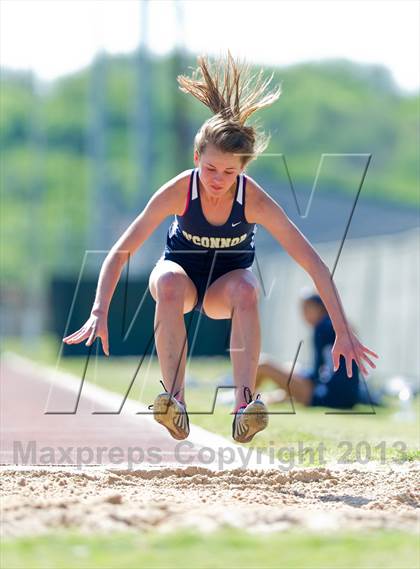 Thumbnail 1 in NISD District Track Meet photogallery.