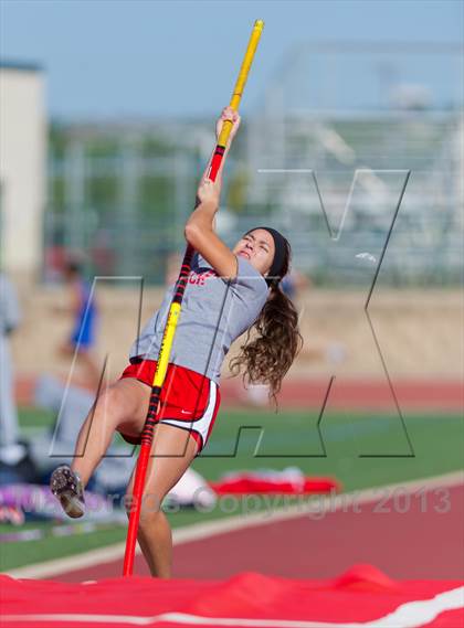 Thumbnail 1 in NISD District Track Meet photogallery.