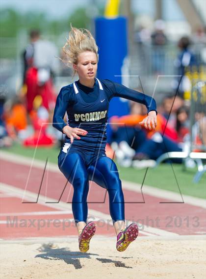 Thumbnail 1 in NISD District Track Meet photogallery.