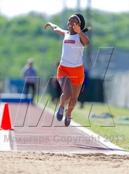 Thumbnail 1 in NISD District Track Meet photogallery.