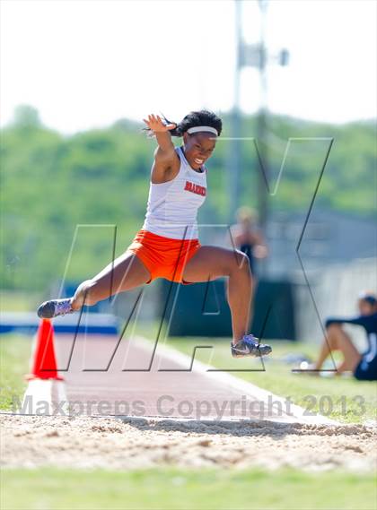 Thumbnail 2 in NISD District Track Meet photogallery.