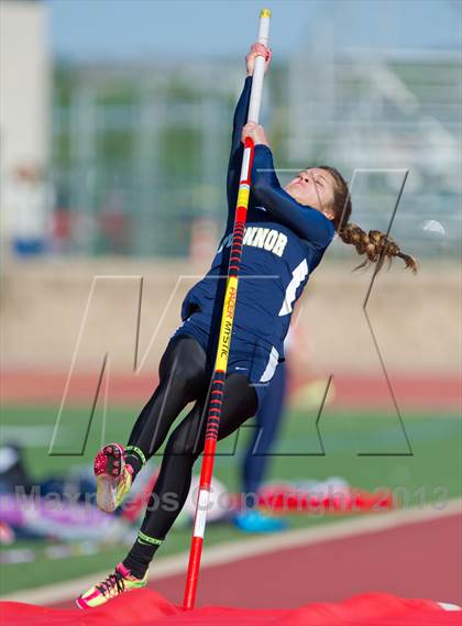Thumbnail 1 in NISD District Track Meet photogallery.
