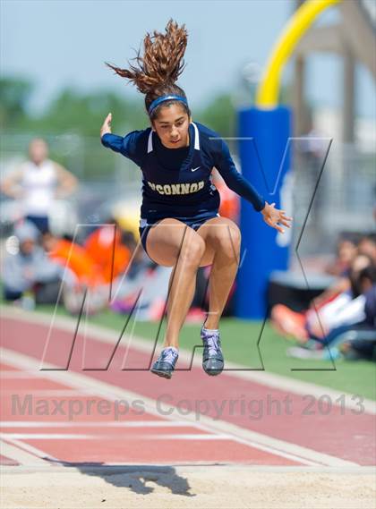 Thumbnail 1 in NISD District Track Meet photogallery.