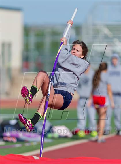 Thumbnail 1 in NISD District Track Meet photogallery.
