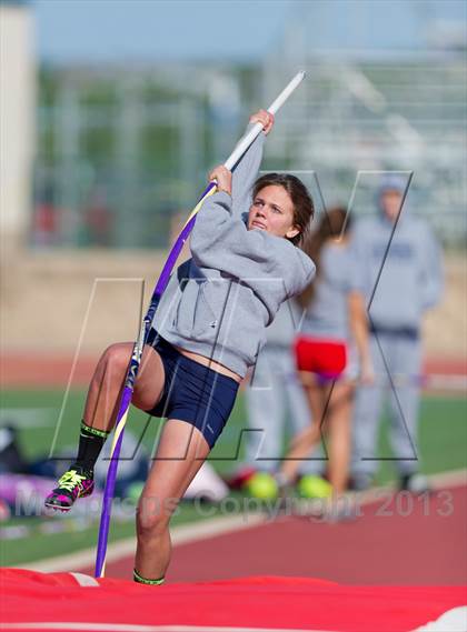 Thumbnail 3 in NISD District Track Meet photogallery.