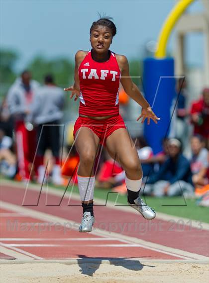 Thumbnail 1 in NISD District Track Meet photogallery.