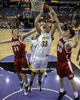 Thumbnail 2 in Mater Dei vs. Oak Ridge (State D2 Final)#3 photogallery.