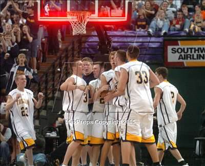 Thumbnail 2 in Mater Dei vs. Oak Ridge (State D2 Final)#3 photogallery.