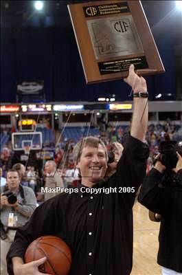 Thumbnail 2 in Mater Dei vs. Oak Ridge (State D2 Final)#3 photogallery.