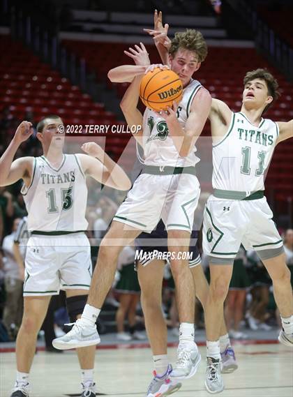 Thumbnail 1 in Salem Hills vs. Olympus (UHSAA 5A Quarterfinal) photogallery.