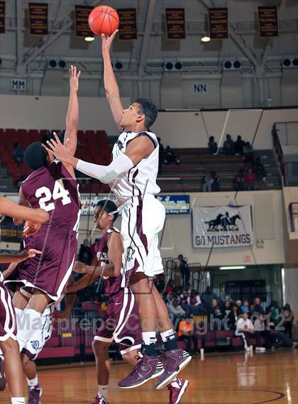 Thumbnail 2 in Sunrise Christian Academy vs. Lewisville (Fantasy of Lights) photogallery.