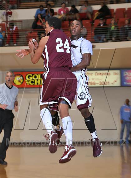Thumbnail 3 in Sunrise Christian Academy vs. Lewisville (Fantasy of Lights) photogallery.