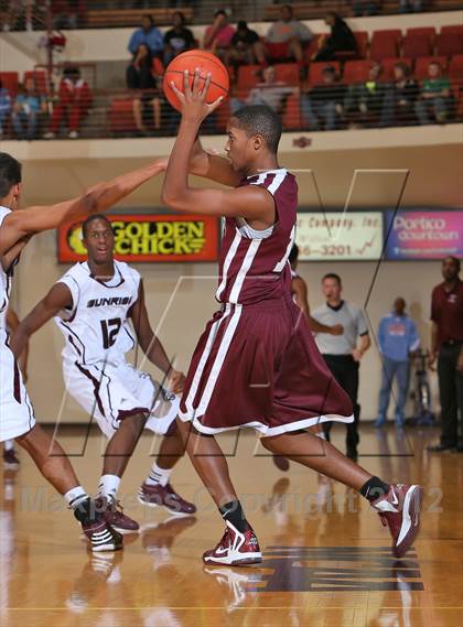 Thumbnail 3 in Sunrise Christian Academy vs. Lewisville (Fantasy of Lights) photogallery.