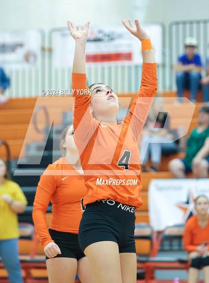Thumbnail 3 in Grand Saline vs Alba-Golden photogallery.