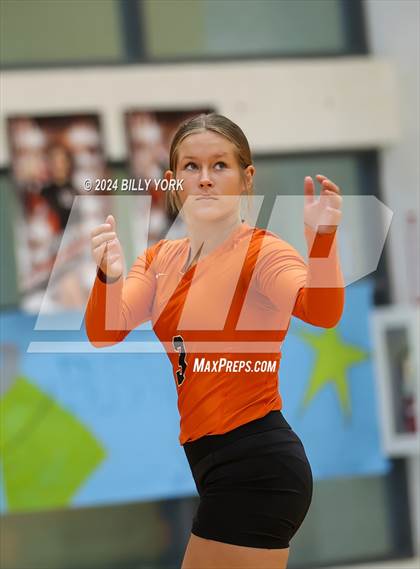 Thumbnail 2 in Grand Saline vs Alba-Golden photogallery.