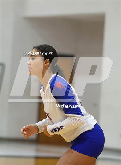 Thumbnail 1 in Grand Saline vs Alba-Golden photogallery.
