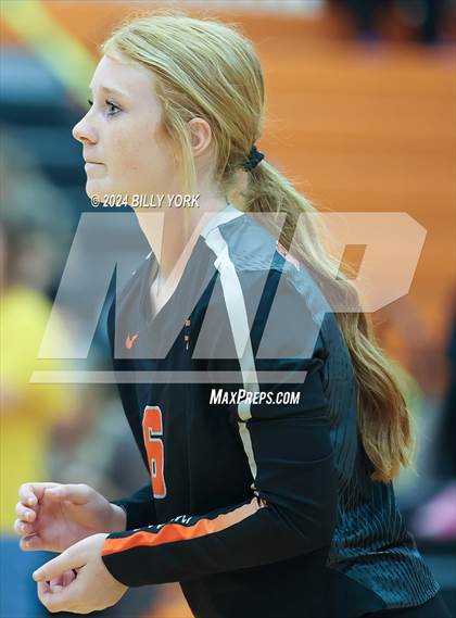Thumbnail 2 in Grand Saline vs Alba-Golden photogallery.