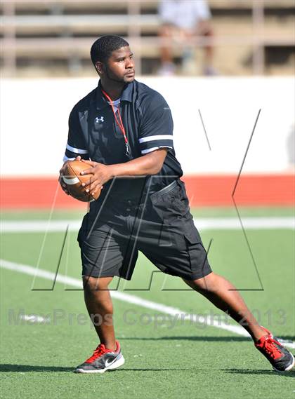 Thumbnail 1 in Fossil Ridge Black @ Grapevine White photogallery.
