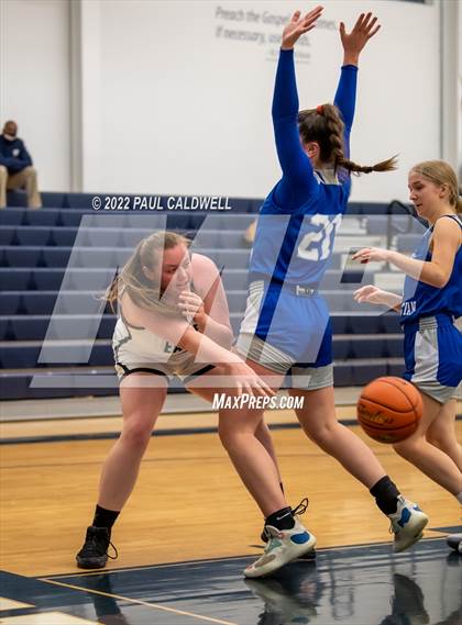 Thumbnail 2 in Klahowya vs. Bellevue Christian (WIAA 1A District Playoff) photogallery.