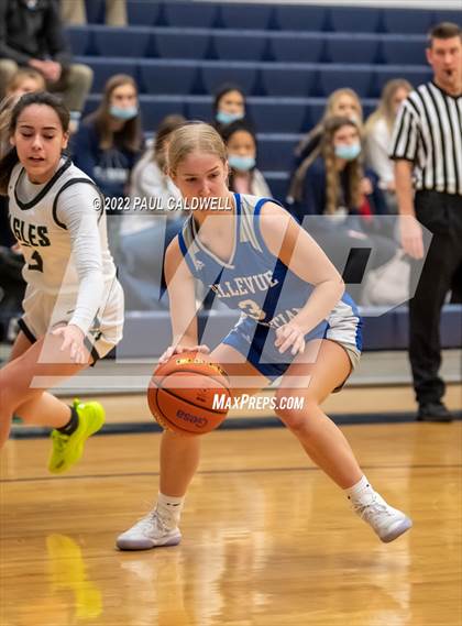 Thumbnail 3 in Klahowya vs. Bellevue Christian (WIAA 1A District Playoff) photogallery.
