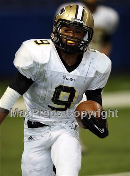 Thumbnail 3 in Foster vs. Hanks (Dave Campbell's Texas Football Classic) photogallery.