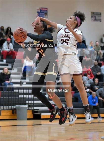 Thumbnail 2 in South Grand Prairie vs. Plano (UIL 6A Area Playoff) photogallery.