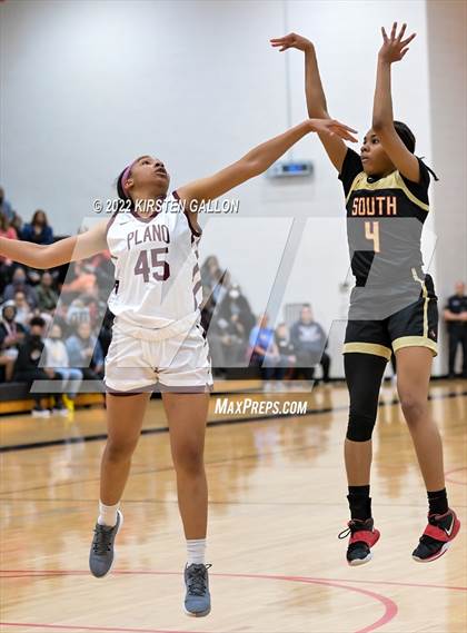Thumbnail 3 in South Grand Prairie vs. Plano (UIL 6A Area Playoff) photogallery.