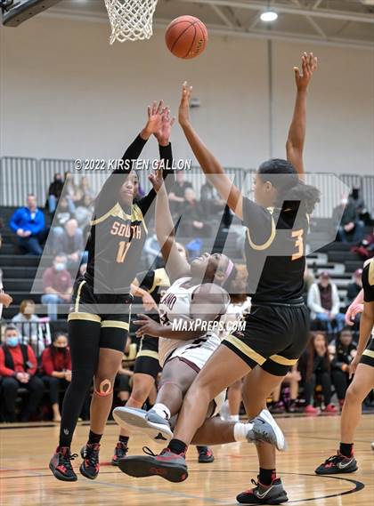 Thumbnail 2 in South Grand Prairie vs. Plano (UIL 6A Area Playoff) photogallery.