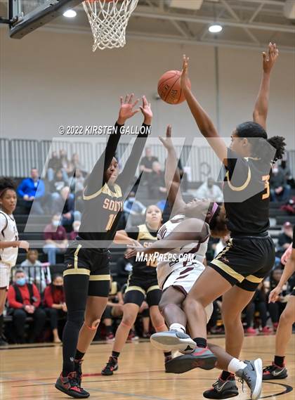 Thumbnail 1 in South Grand Prairie vs. Plano (UIL 6A Area Playoff) photogallery.