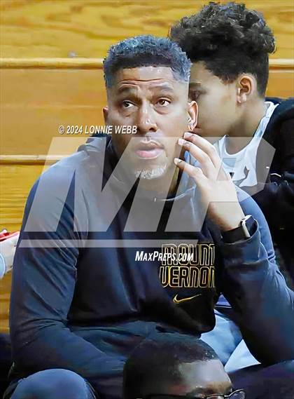 Thumbnail 2 in St. John The Baptist vs Wilton (New York Holiday Invitational) photogallery.