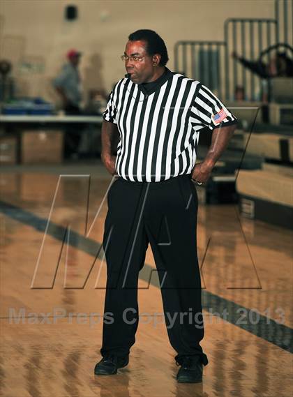 Thumbnail 3 in Downey vs. Laguna Beach (MaxPreps Holiday Classic) photogallery.