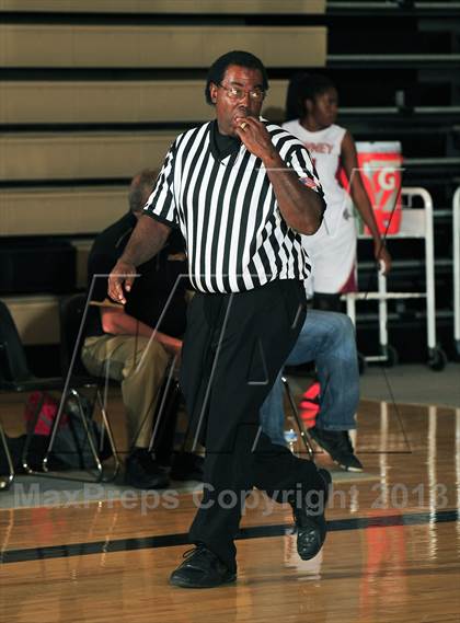 Thumbnail 3 in Downey vs. Laguna Beach (MaxPreps Holiday Classic) photogallery.