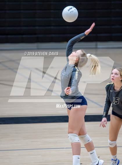 Thumbnail 3 in Casteel vs Gilbert photogallery.