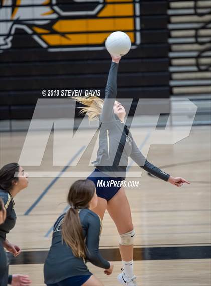 Thumbnail 3 in Casteel vs Gilbert photogallery.