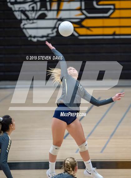 Thumbnail 2 in Casteel vs Gilbert photogallery.