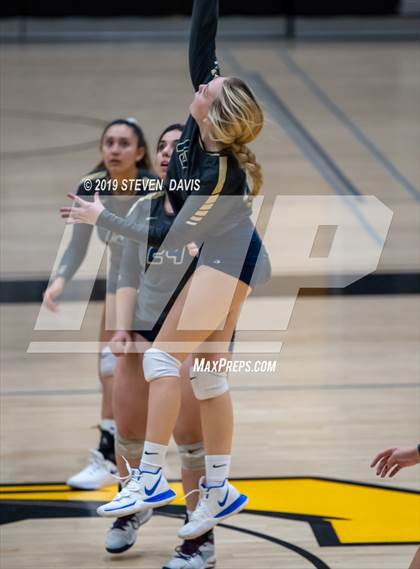 Thumbnail 1 in Casteel vs Gilbert photogallery.