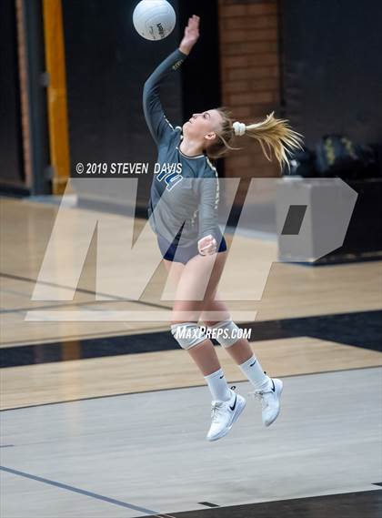 Thumbnail 3 in Casteel vs Gilbert photogallery.